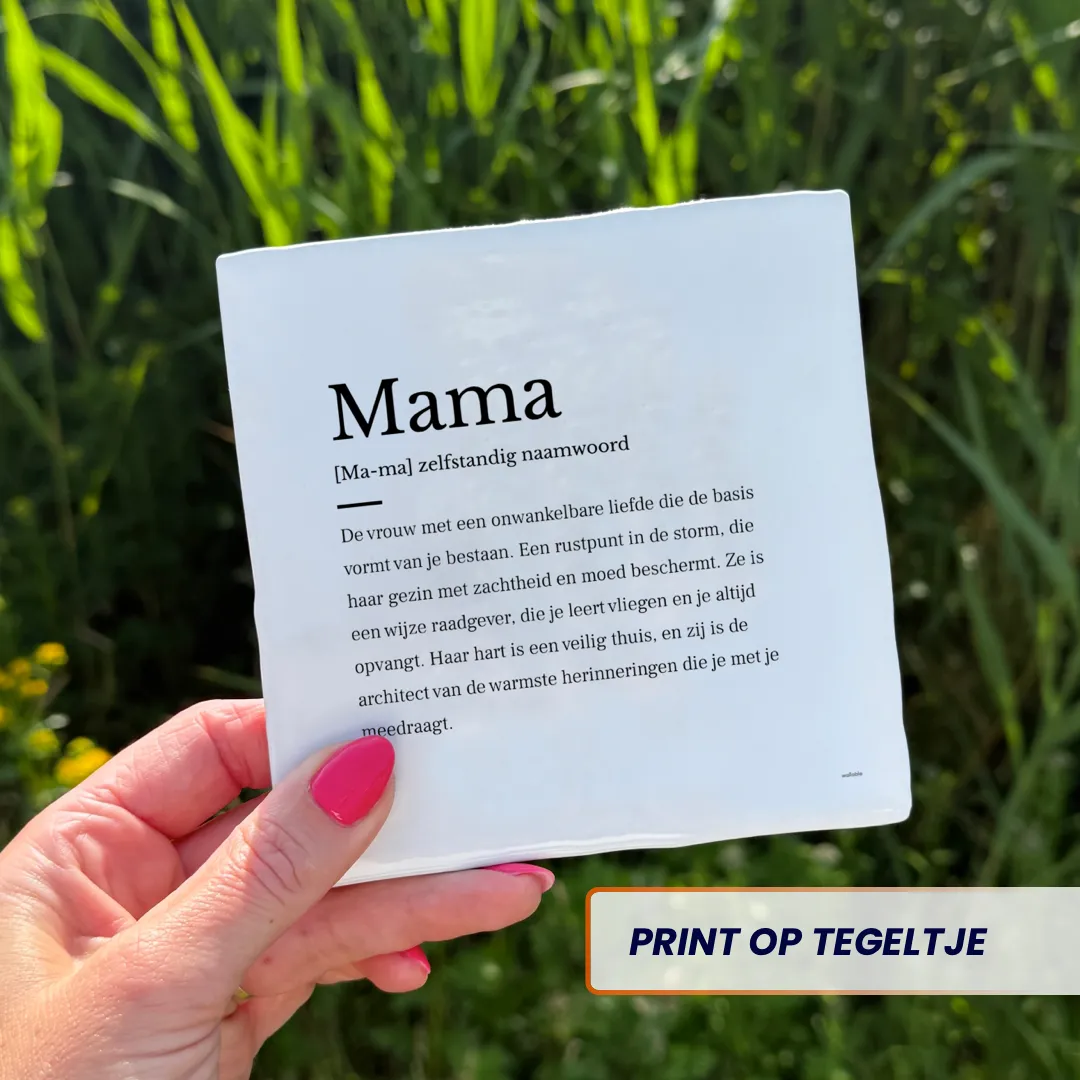 Mama woorddefinitie met de naam van je moeder op een handgebakken tegeltje. Persoonlijk moederdag kado.
