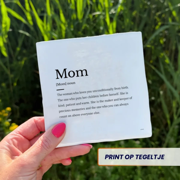 Mom woorddefinitie met de naam van je moeder op tegeltje. Persoonlijk moederdag kado.