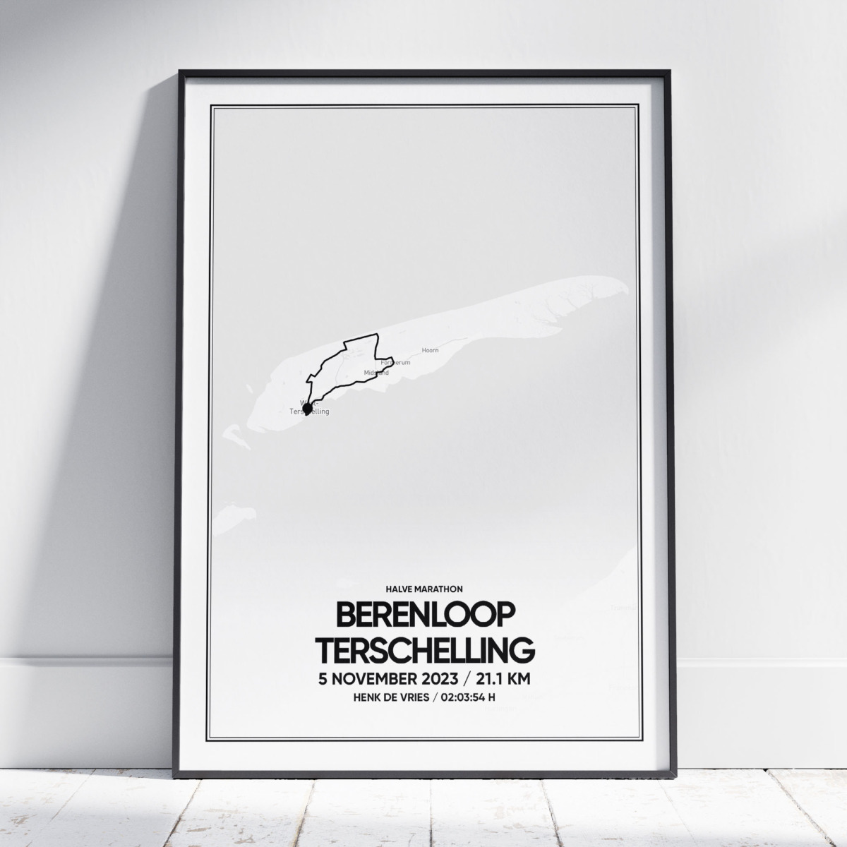 2023 Berenloop Terschelling Halve Marathon Poster met kader met kaart