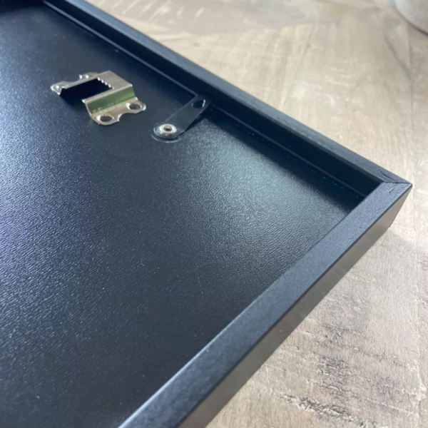 Detail sluiting en ophangsysteem