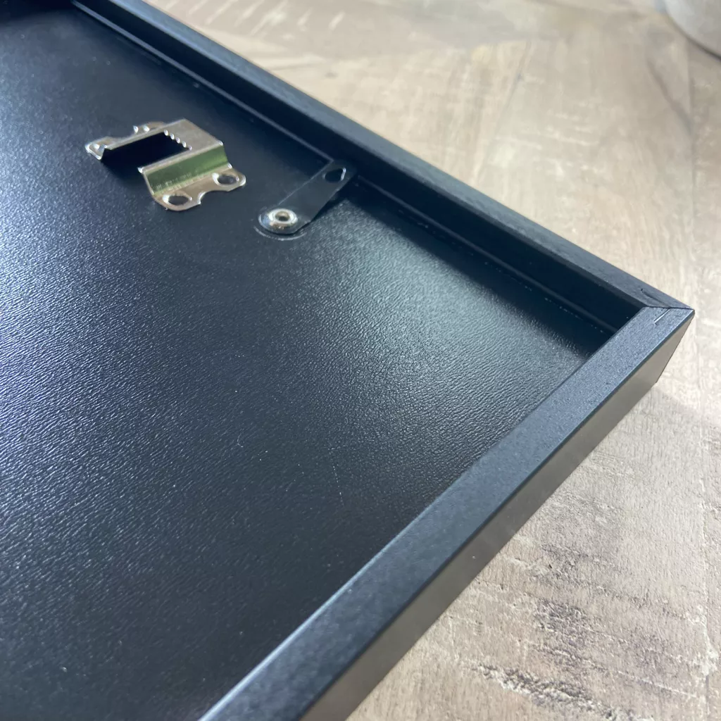 Detail sluiting en ophangsysteem