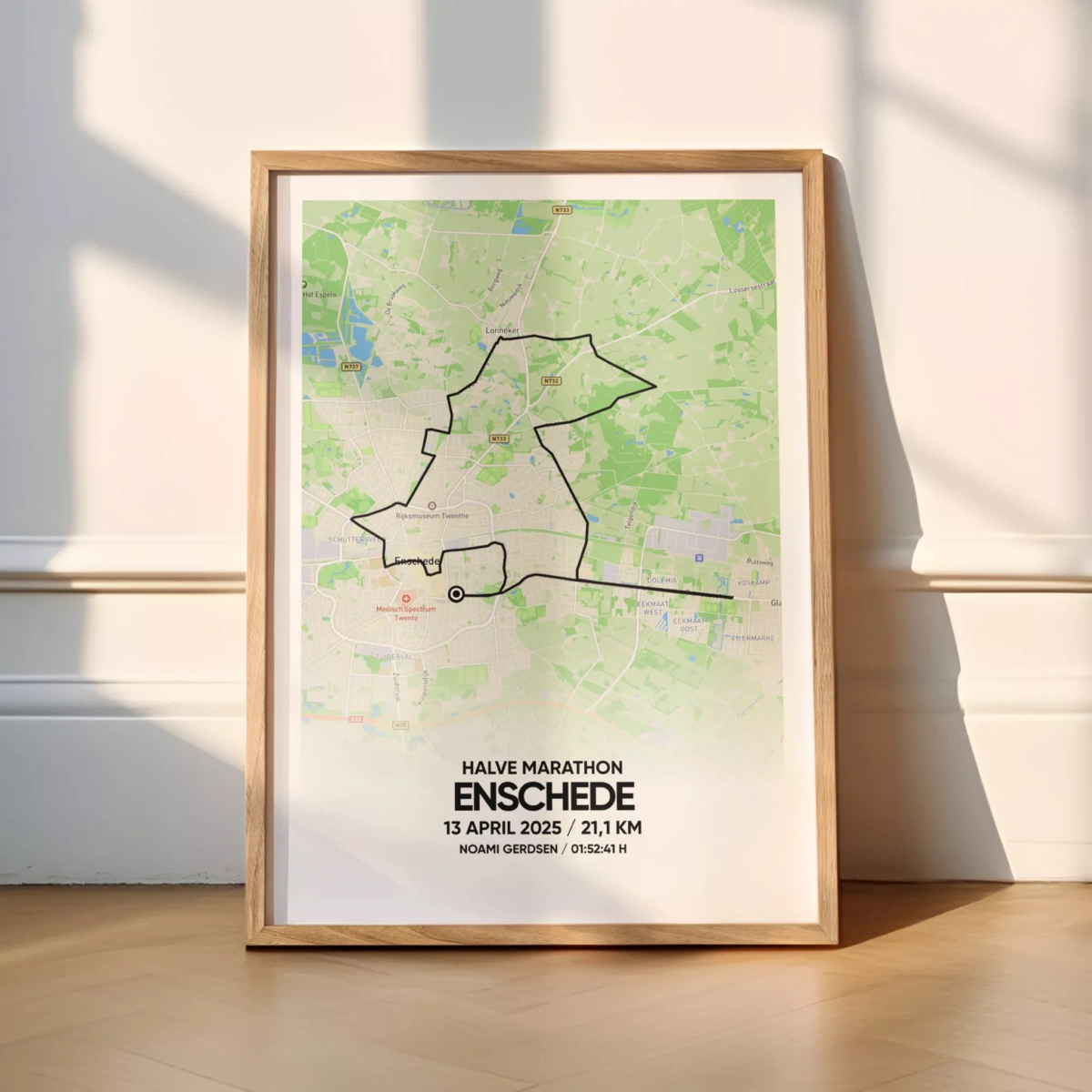 Poster met de route van de Enschede Halve Marathon van 2025 in kleur