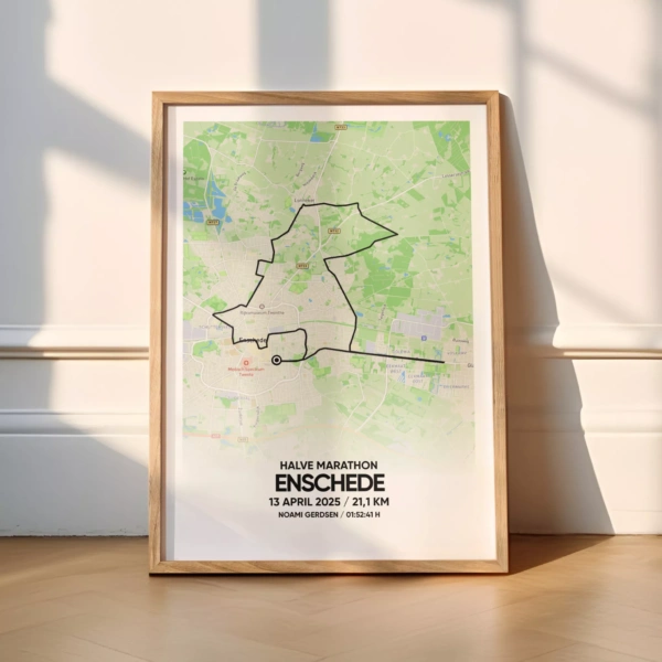 Poster met de route van de Enschede Halve Marathon van 2025 in kleur