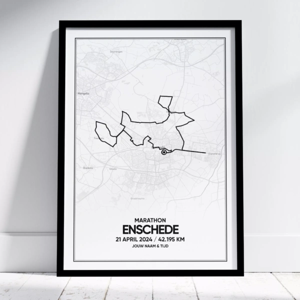 Poster met de route van de Enschede Marathon van 2024 in zwarte lijst