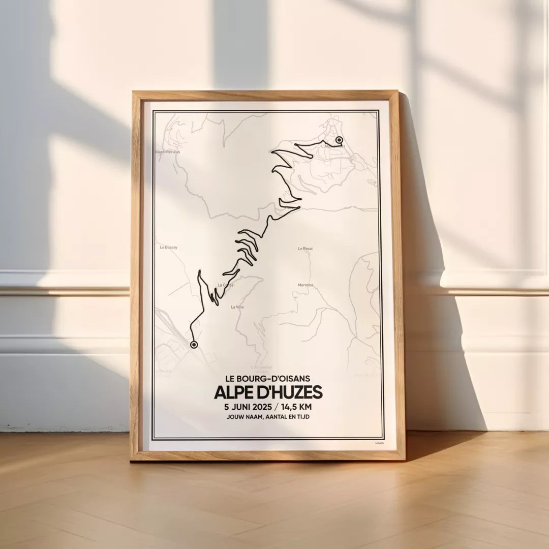 Poster met de route van de Alpe d'Huzes van 2025 in eiken lijst