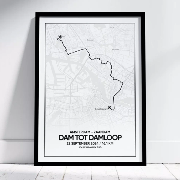 Poster met de route van de Dam tot Damloop van 2024 en de naam en tijd van de loper.