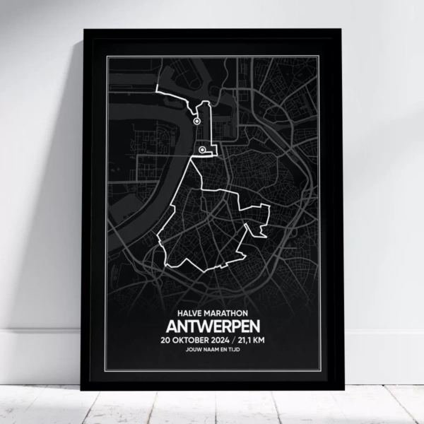 Poster met de route van de halve marathon van Antwerpen van 2024 in het zwart
