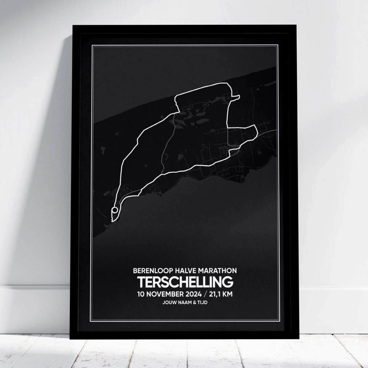 Zwarte Berenloop Terschelling Halve Marathon poster met route, naam en tijd