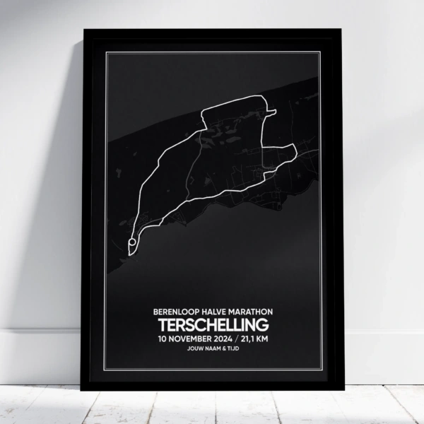 Zwarte Berenloop Terschelling Halve Marathon poster met route, naam en tijd