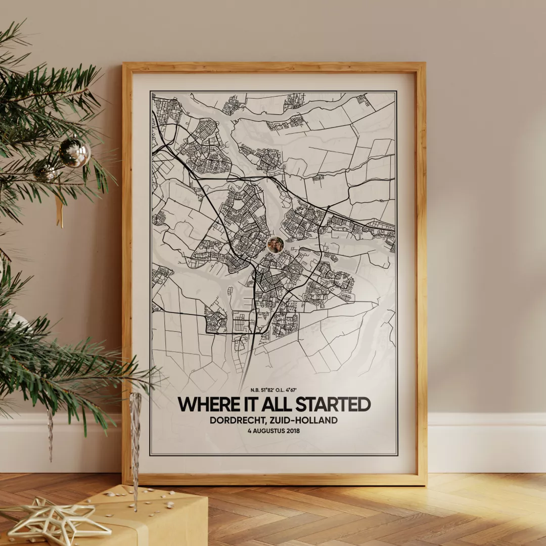 stadskaart-geschenk-bij-kerstboomwebp Stadskaart met markering als kerstgeschenk. Bijzonder moment en locatie herinneren.