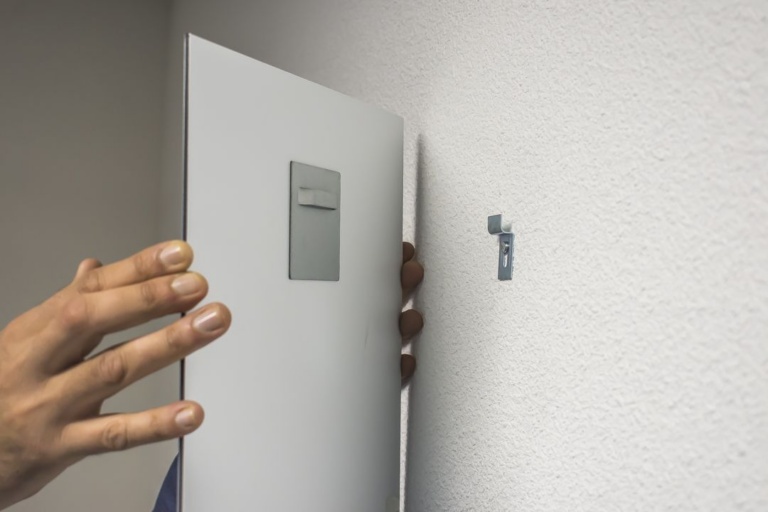 Aluminium print hanger