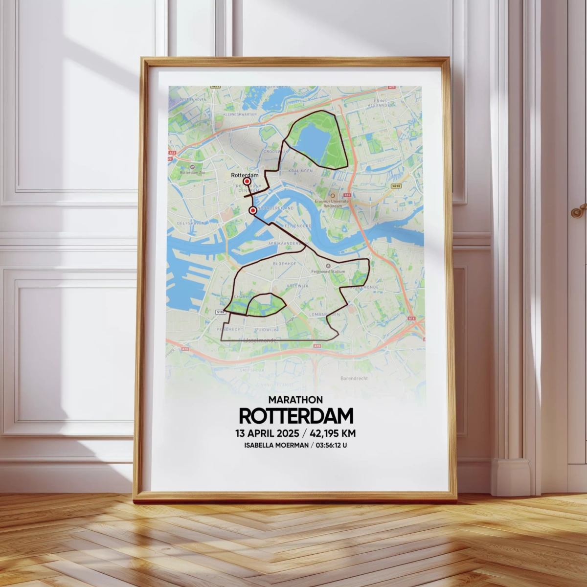 Poster met de route van de Rotterdam Marathon van 2025 in eiken lijst