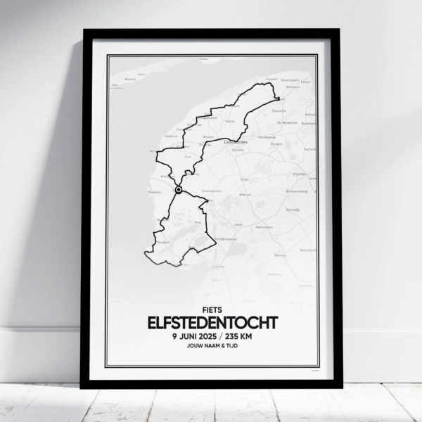 Poster met de route van de fietselfstedentocht van 2025