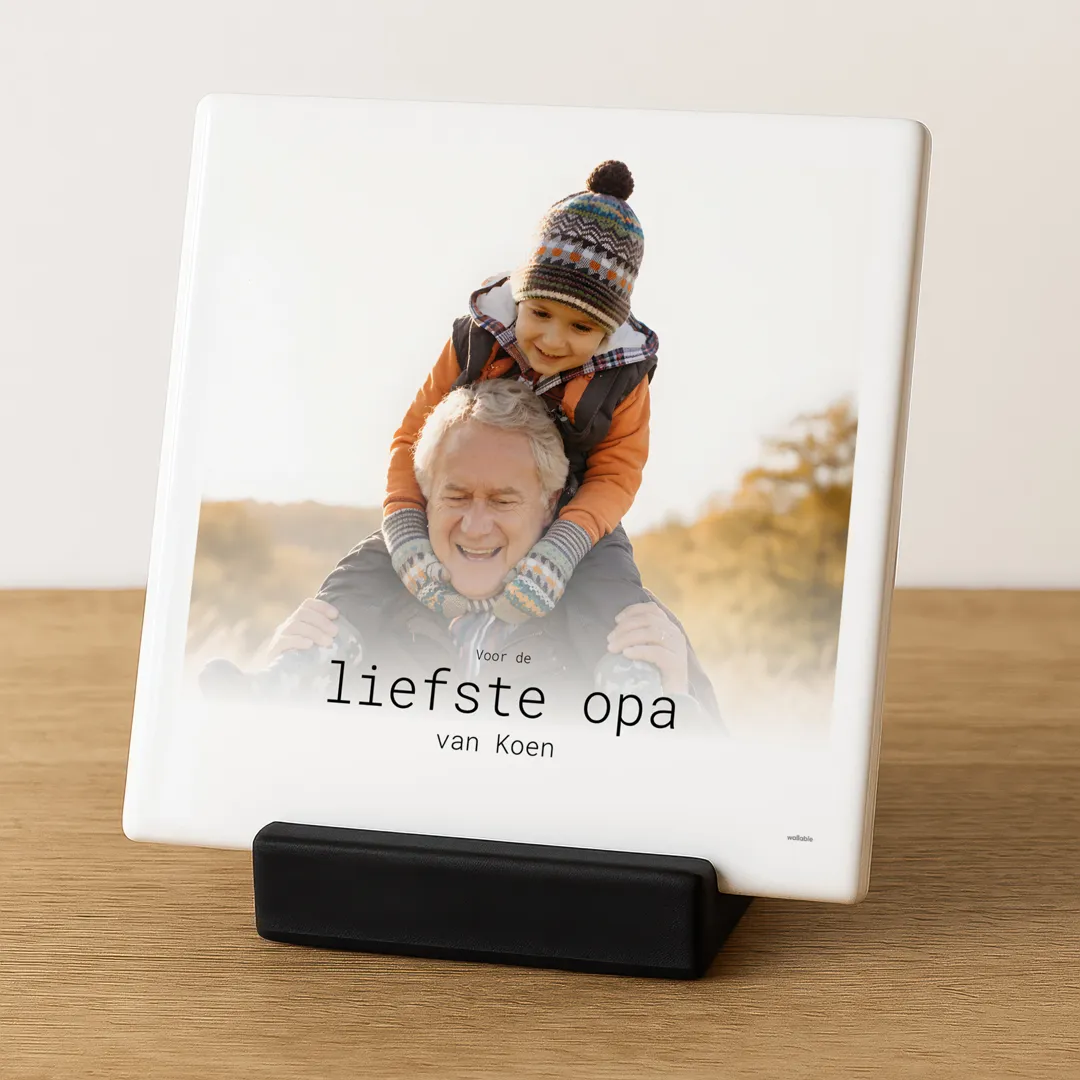 Handgebakken tegeltje met een foto van opa met kleinzoon. Cadeau opa