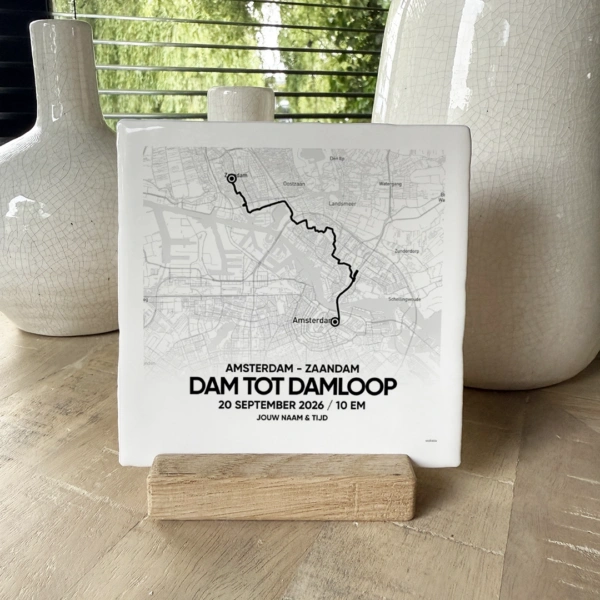 Dam tot Damloop route tegeltje 2026