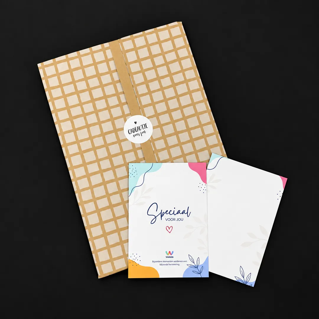 Cadeauverpakking en kaartje met persoonlijke boodschap