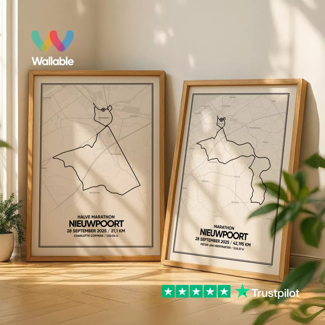 Posters met de route van de Nieuwpoort marathon in eiken lijsten