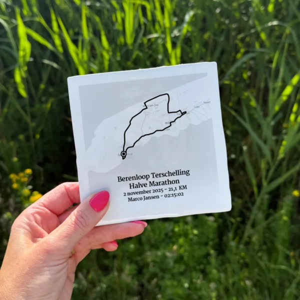Tegeltje met de route van de Berenloop halve marathon 2025