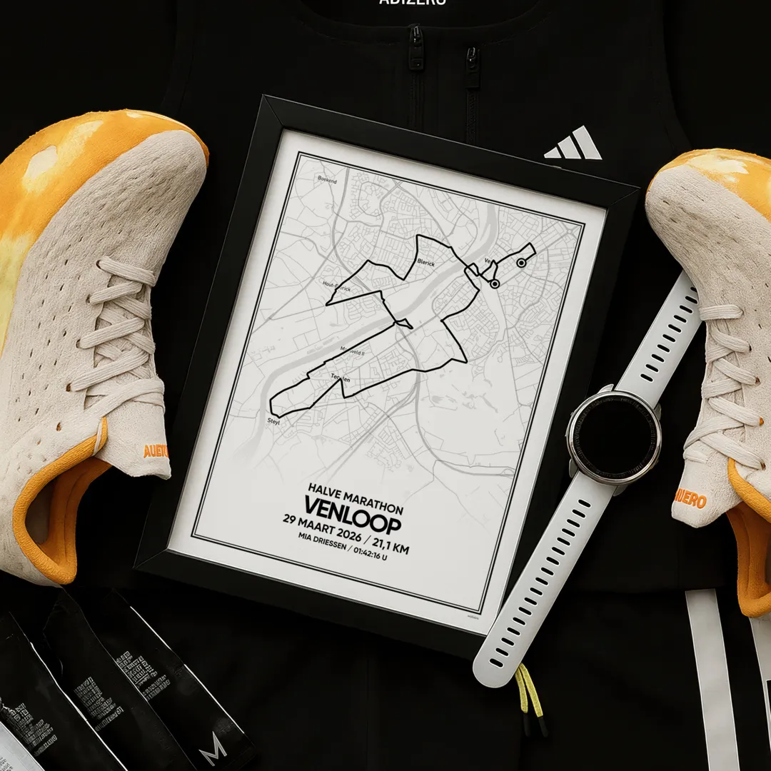 Poster met de route van de Venloop halve marathon van 2026 met loopuitrusting