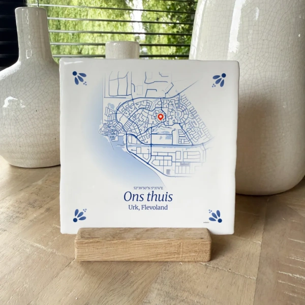 Delfts blauw tegeltje met de stadskaart van Urk