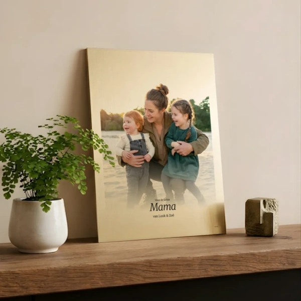 Maak eenvoudig een persoonlijk moederdag cadeau: jouw favoriete foto op goudkleurig aluminium