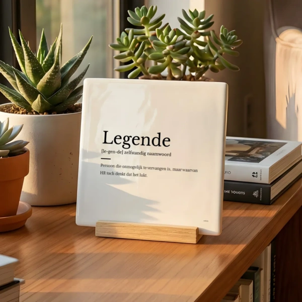 Afscheidscadeau collega - Legende tegeltje in eiken standaard. Persoon die onmogelijk te vervangen is, maar waarvan HR toch denkt dat het lukt.