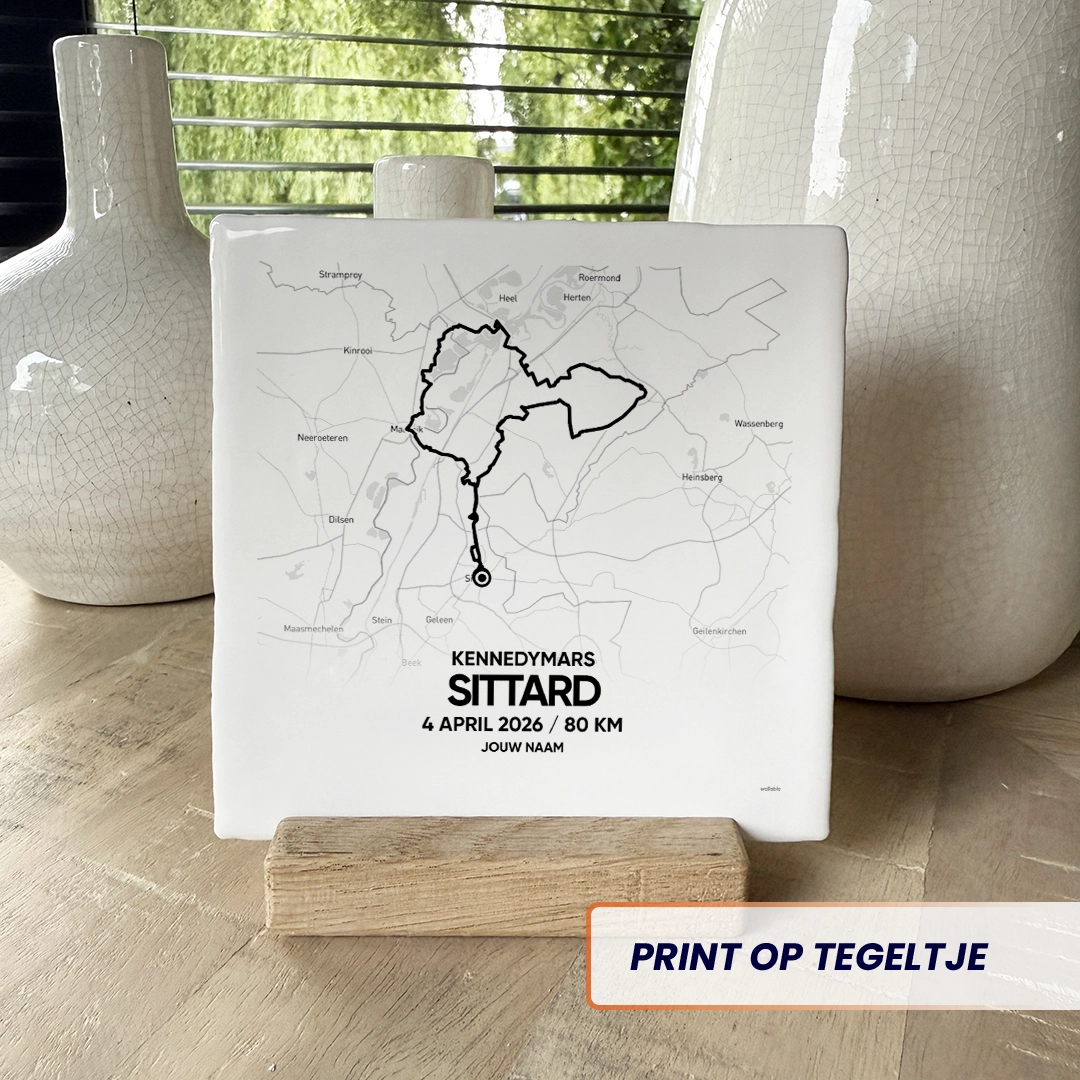 Kennedymars Sittard 2026 tegeltje in houder