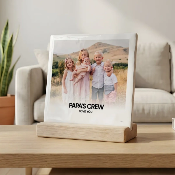 Geef dit jaar een persoonlijk vaderdagcadeau - een foto met gepersonaliseerde tekst op een handgebakken tegeltje