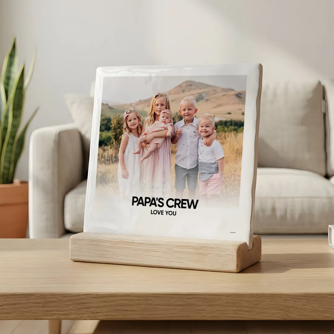 Geef dit jaar een persoonlijk vaderdagcadeau - een foto met gepersonaliseerde tekst op een handgebakken tegeltje