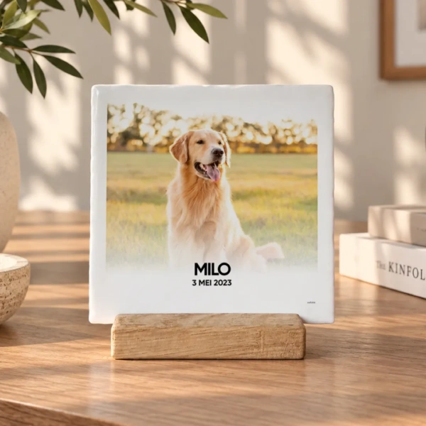 Jouw hond vereeuwigd op een handgebakken tegeltje in eiken stand