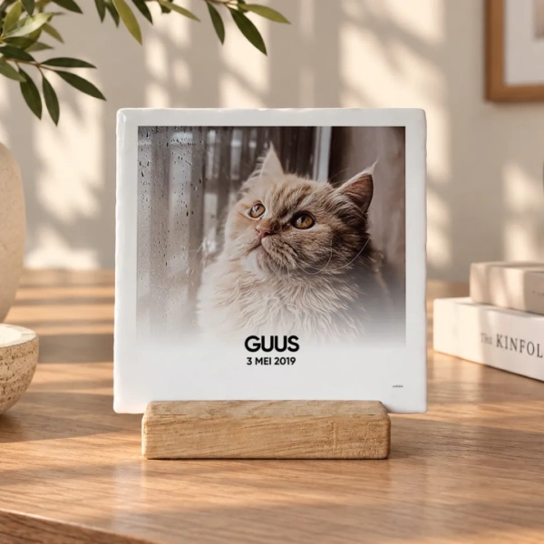 Jouw kat vereeuwigd op een handgebakken tegeltje in eiken stand